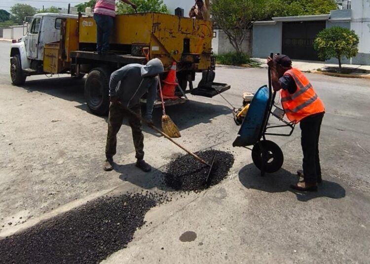 Implementa Municipio plan de azolve y bacheo en calles afectadas por lluvia