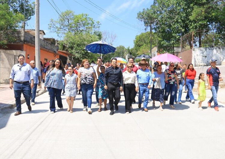 Inaugura Gattás calle de concreto hidráulico en colonia Tamatán