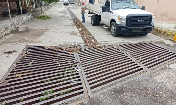 Limpian drenes de Victoria tras paso del Frente Frío 42