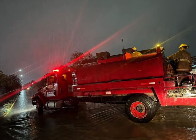 Limpian drenes de Victoria tras paso del Frente Frío 42