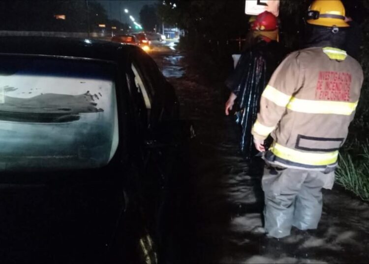 Limpian drenes de Victoria tras paso del Frente Frío 42