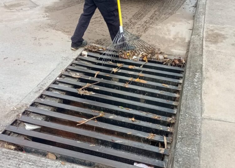 Limpian drenes de Victoria tras paso del Frente Frío 42