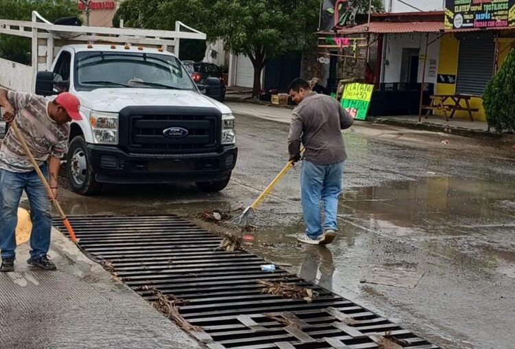 Limpian drenes de Victoria tras paso del Frente Frío 42