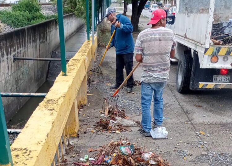 Limpian drenes de Victoria tras paso del Frente Frío 42