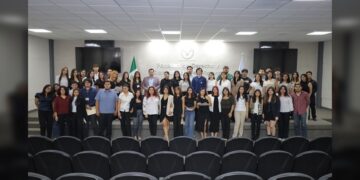 Llevan estudiantes de la FDCSV a la práctica el Derecho Constitucional