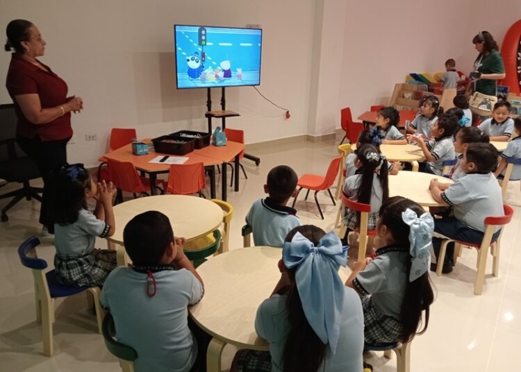 Niños aprenden en la Infoteca a evitar accidentes en la vía pública