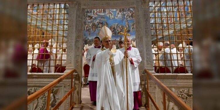 El nuevo Papa León XIV oficia la primera misa de su Pontificado