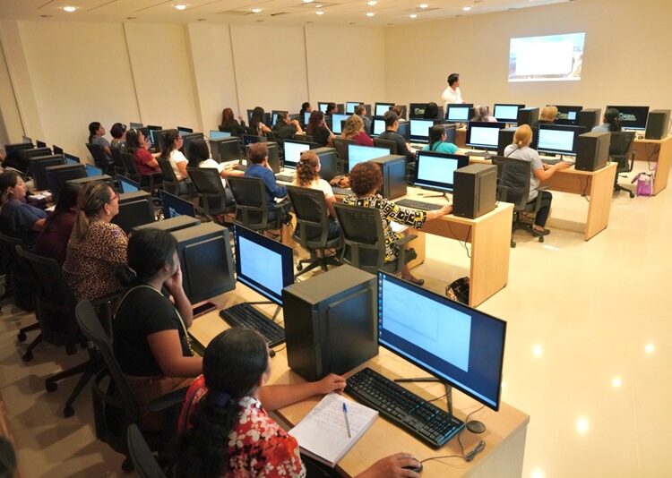 Por la alta demanda abren dos cursos de computación para mujeres en la Infoteca