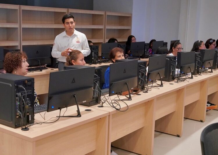 Por la alta demanda abren dos cursos de computación para mujeres en la Infoteca