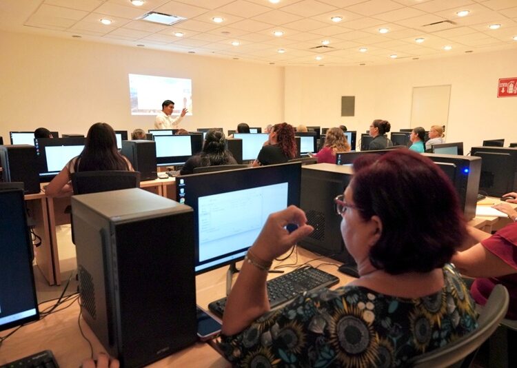 Por la alta demanda abren dos cursos de computación para mujeres en la Infoteca