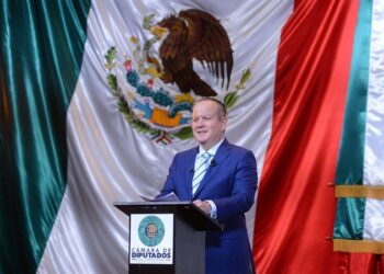 Promueve Carlos Canturosas garantizar salario mínimo a trabajadores propineros