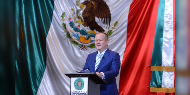 Promueve Carlos Canturosas garantizar salario mínimo a trabajadores propineros