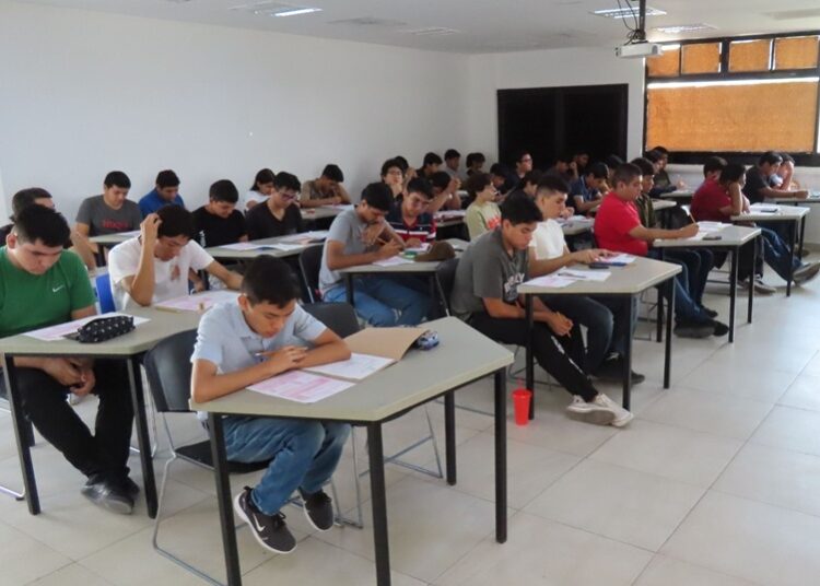 Realiza UPV examen de admisión a aspirantes de nuevo ingreso