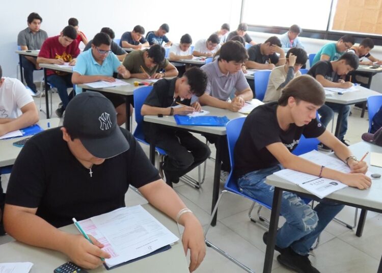 Realiza UPV examen de admisión a aspirantes de nuevo ingreso