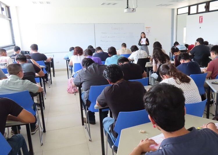 Realiza UPV examen de admisión a aspirantes de nuevo ingreso
