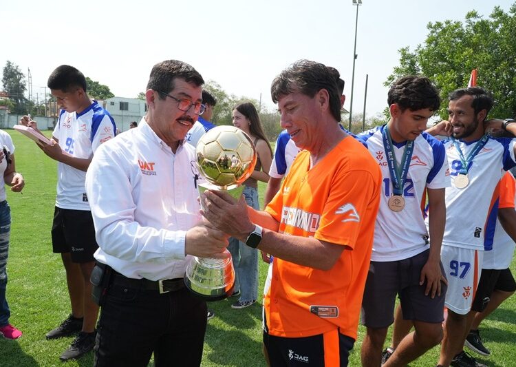 Recibe rector a los Correcaminos campeones de la Liga Premier