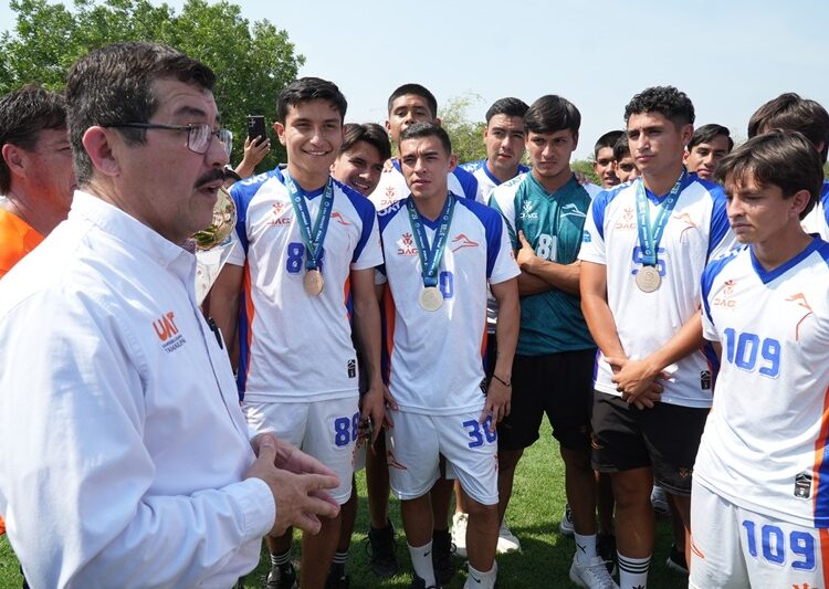 Recibe rector a los Correcaminos campeones de la Liga Premier