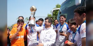 Recibe rector a los Correcaminos campeones de la Liga Premier