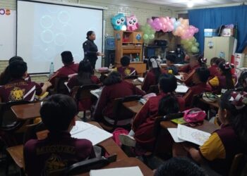 Reciben estudiantes de Reynosa visita de la Guardia Estatal de Género