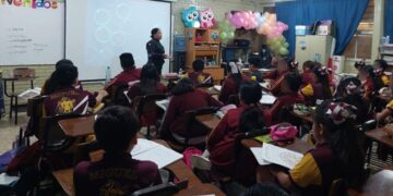 Reciben estudiantes de Reynosa visita de la Guardia Estatal de Género