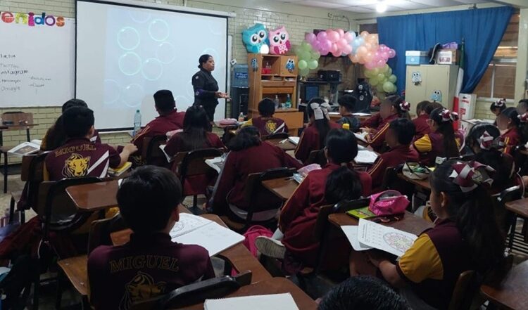 Reciben estudiantes de Reynosa visita de la Guardia Estatal de Género