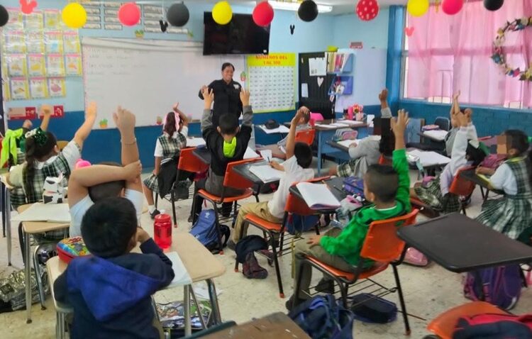 Reciben estudiantes de Reynosa visita de la Guardia Estatal de Género