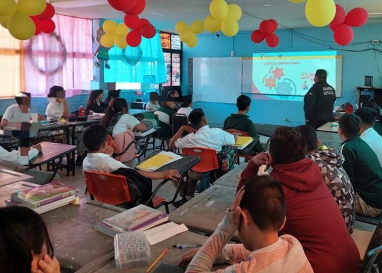 Reciben estudiantes de Reynosa visita de la Guardia Estatal de Género