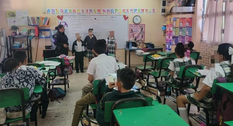 Reciben estudiantes de Reynosa visita de la Guardia Estatal de Género