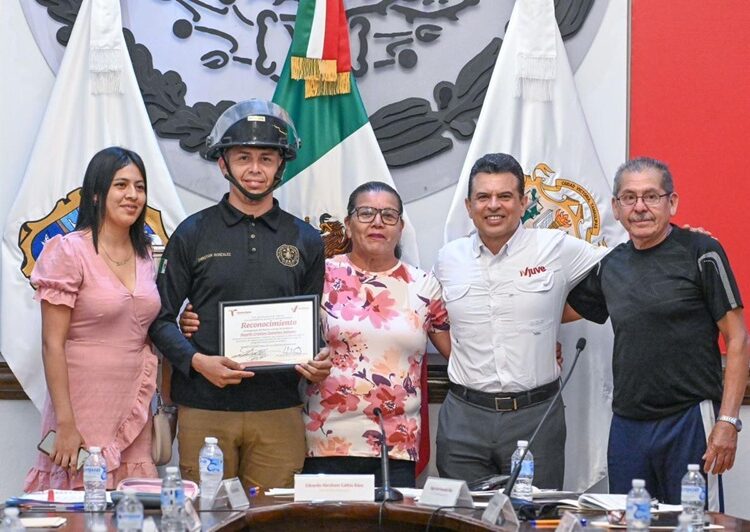 Reconoce Cabildo de Victoria acto heroico de bombero