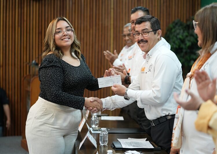 Reconoce la UAT la excelencia académica de hijos de docentes