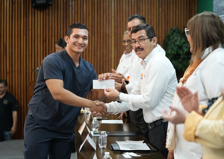 Reconoce la UAT la excelencia académica de hijos de docentes
