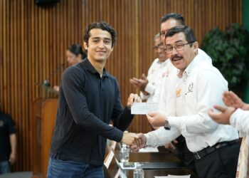 Reconoce la UAT la excelencia académica de hijos de docentes