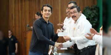 Reconoce la UAT la excelencia académica de hijos de docentes