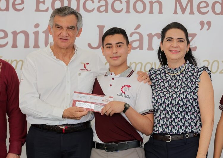Respalda Mónica entrega de becas a jóvenes en Tampico