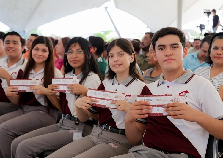 Respalda Mónica entrega de becas a jóvenes en Tampico