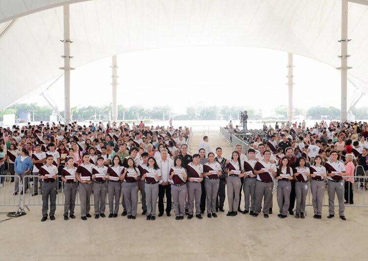 Respalda Mónica entrega de becas a jóvenes en Tampico