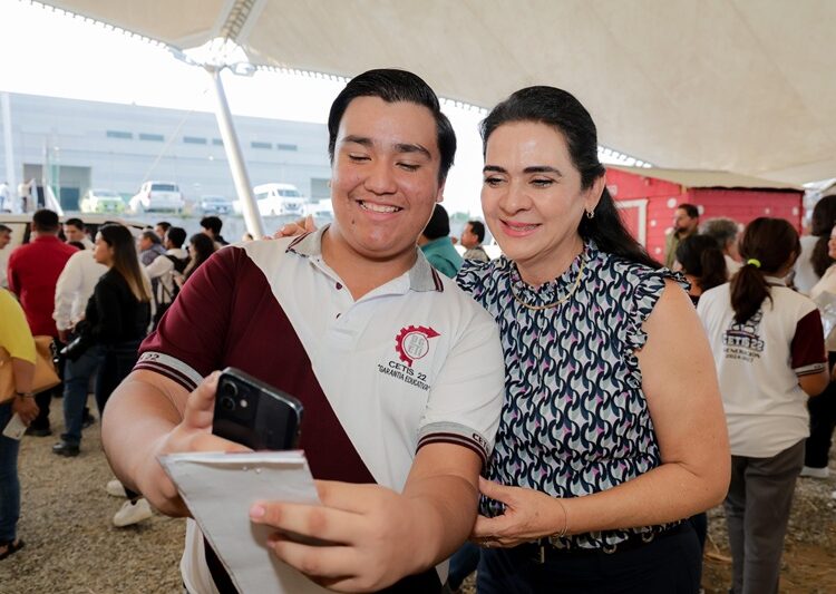 Respalda Mónica entrega de becas a jóvenes en Tampico