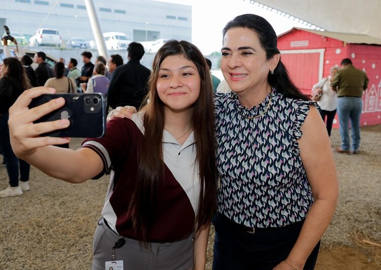 Respalda Mónica entrega de becas a jóvenes en Tampico