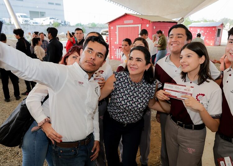 Respalda Mónica entrega de becas a jóvenes en Tampico