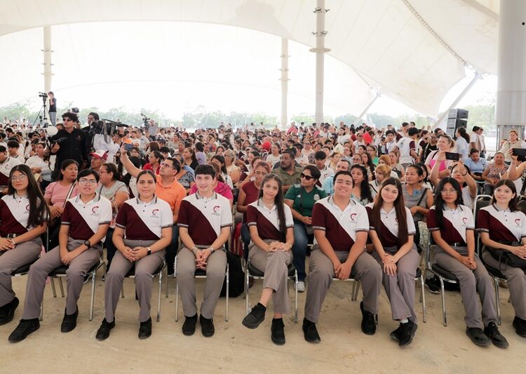 Respalda Mónica entrega de becas a jóvenes en Tampico