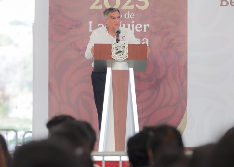 Respalda Mónica entrega de becas a jóvenes en Tampico