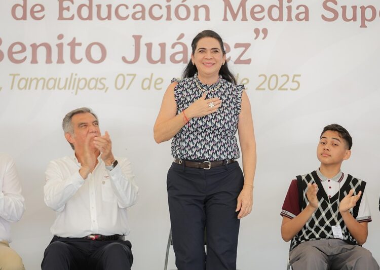 Respalda Mónica entrega de becas a jóvenes en Tampico