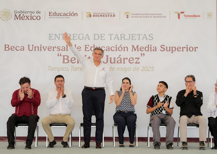 Respalda Mónica entrega de becas a jóvenes en Tampico