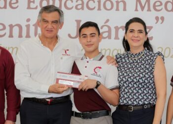 Respalda Mónica entrega de becas a jóvenes en Tampico