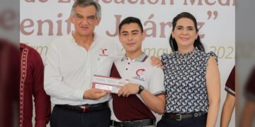 Respalda Mónica entrega de becas a jóvenes en Tampico