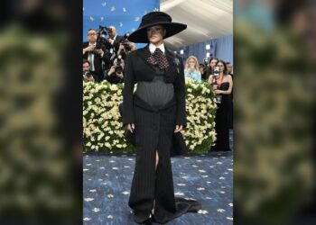Rihanna aparece embarazada en la Met Gala