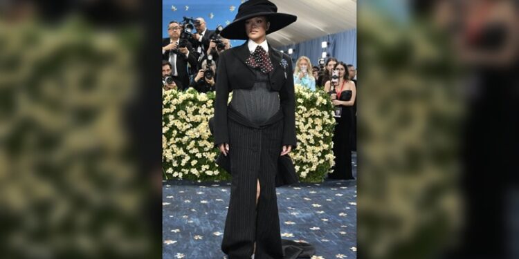 Rihanna aparece embarazada en la Met Gala