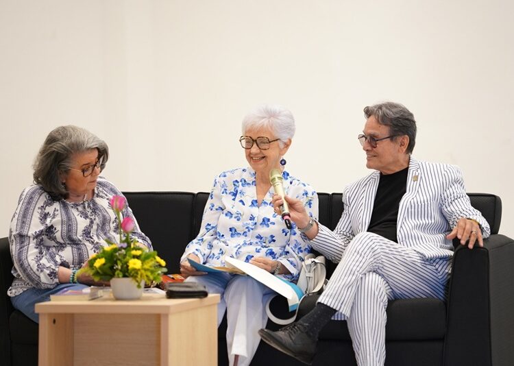 Rinden homenaje a elena Poniatowska en la Infoteca por sus 93 años de edad