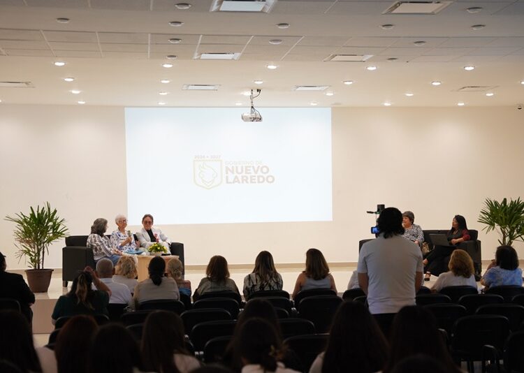 Rinden homenaje a elena Poniatowska en la Infoteca por sus 93 años de edad