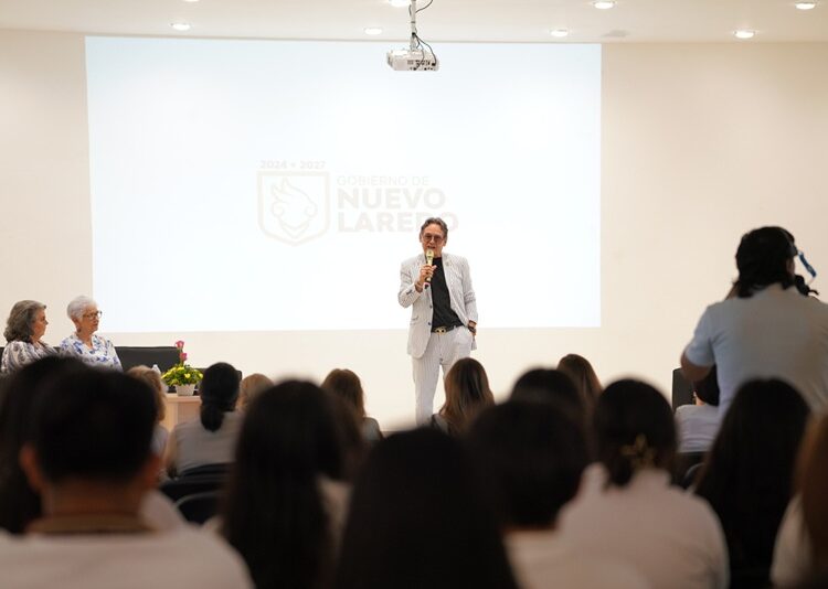 Rinden homenaje a elena Poniatowska en la Infoteca por sus 93 años de edad